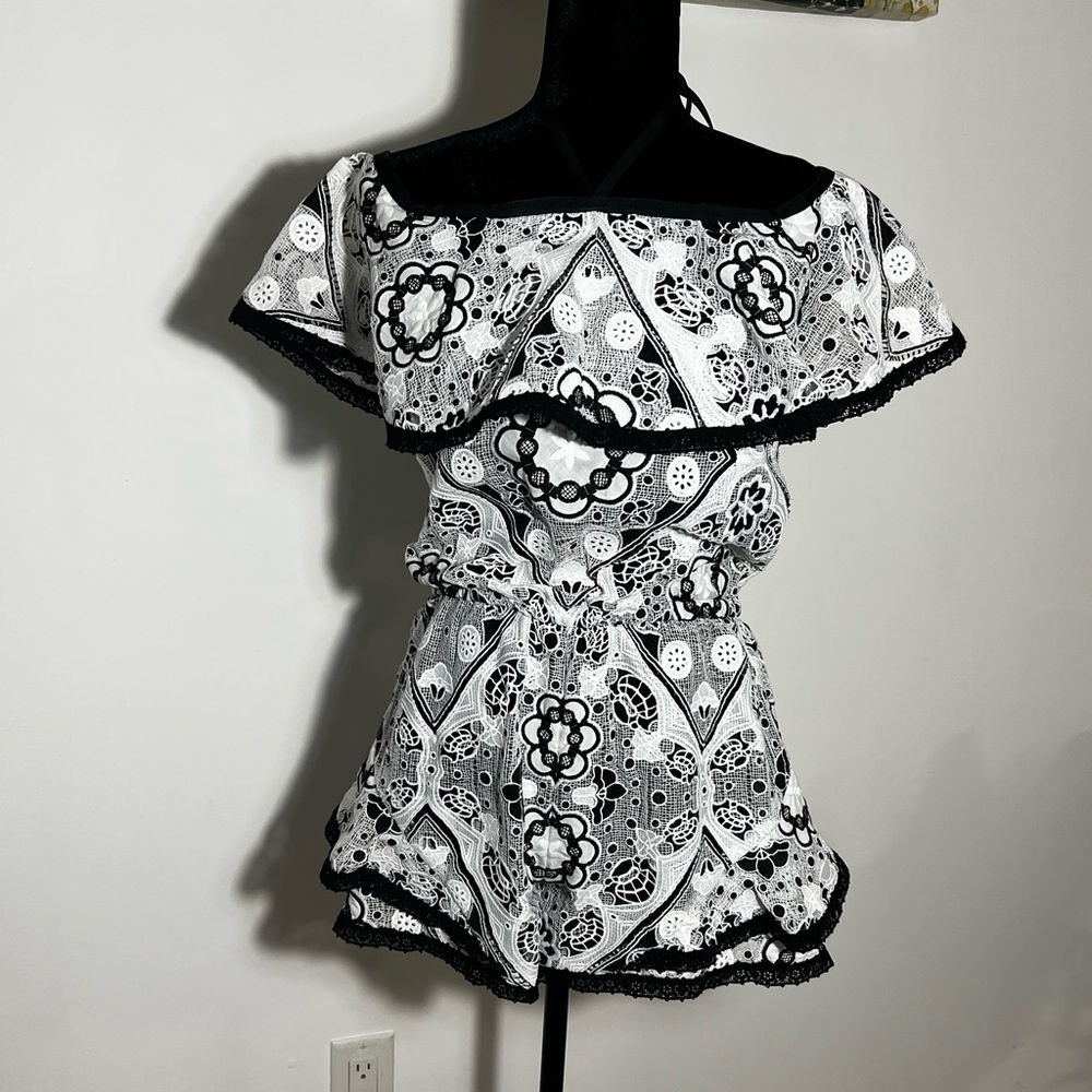 New ALEXIS embroider romper, Size M
